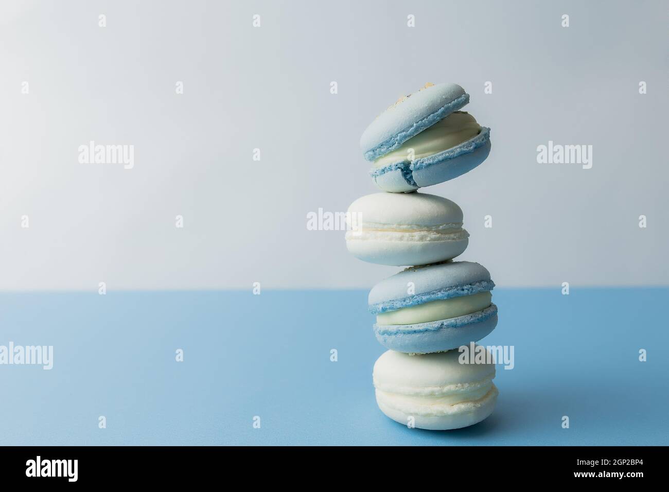 Macarons blancs et bleus sur la table, macarons sur fond bleu. Photo de haute qualité Banque D'Images