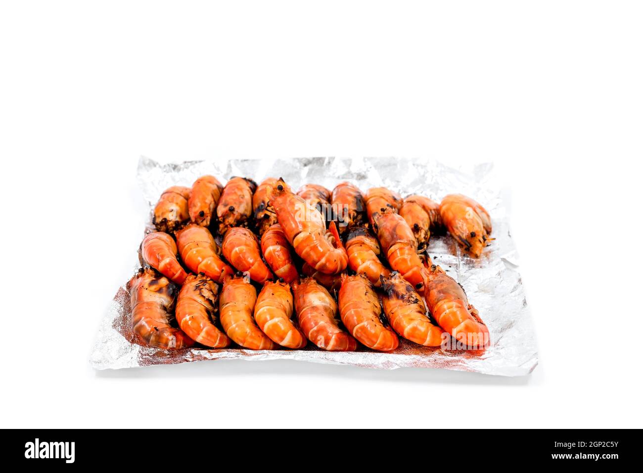 Disposez les crevettes de rivière grillées sur du papier d'aluminium pour les livrer aux clients qui commandent des aliments en ligne. Banque D'Images