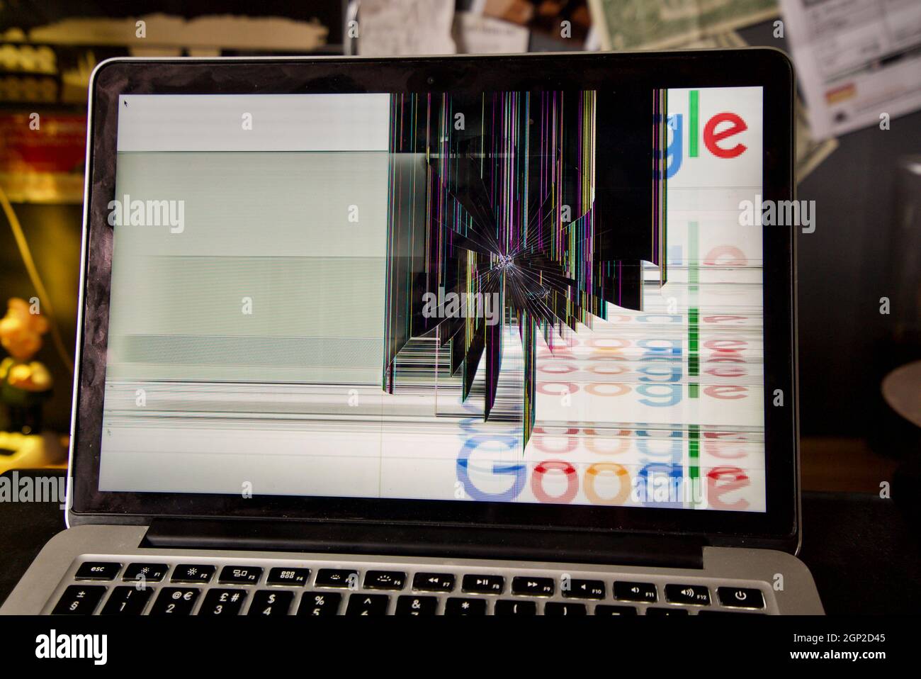 écran de macbook brisé Banque de photographies et d'images à haute  résolution - Alamy