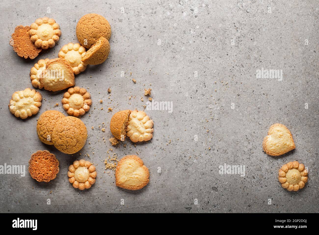 Délicieux biscuits au sucre maison de toutes formes et tailles. Vacances, célébration et concept de cuisine Banque D'Images