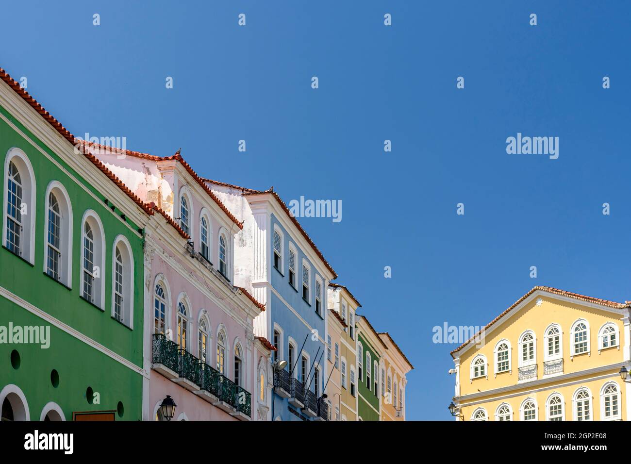 Façade de maisons de style colonial de couleur ancienne dans le célèbre quartier Pelourinho dans la ville de Salvador, Bahia Banque D'Images