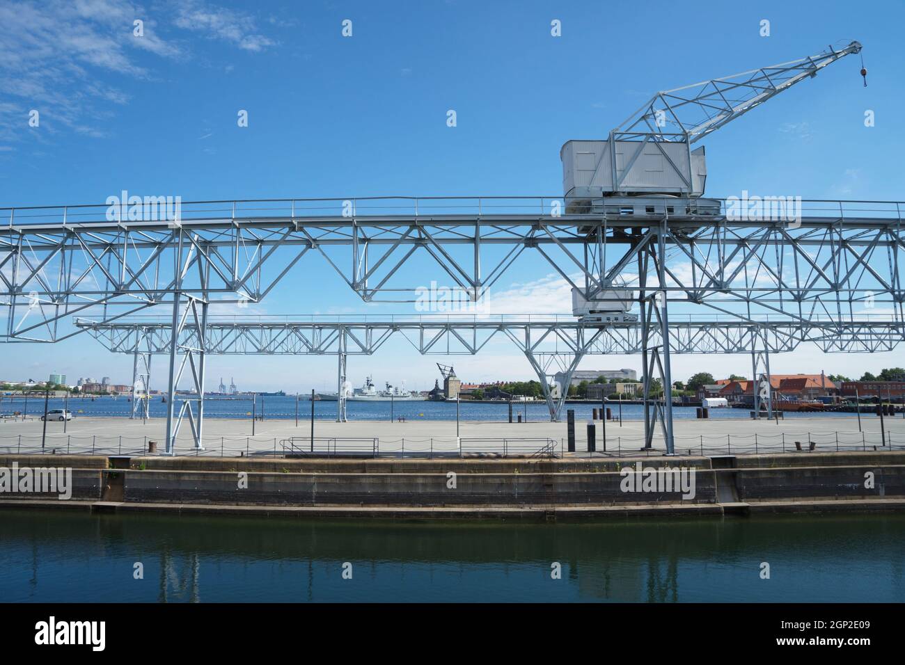 Grue portique pour conteneur de port à Copenhague, Danemark.Grue à flèche à rotation complète, dont la partie pivotante est installée sur un statif se déplaçant sur des rails Banque D'Images