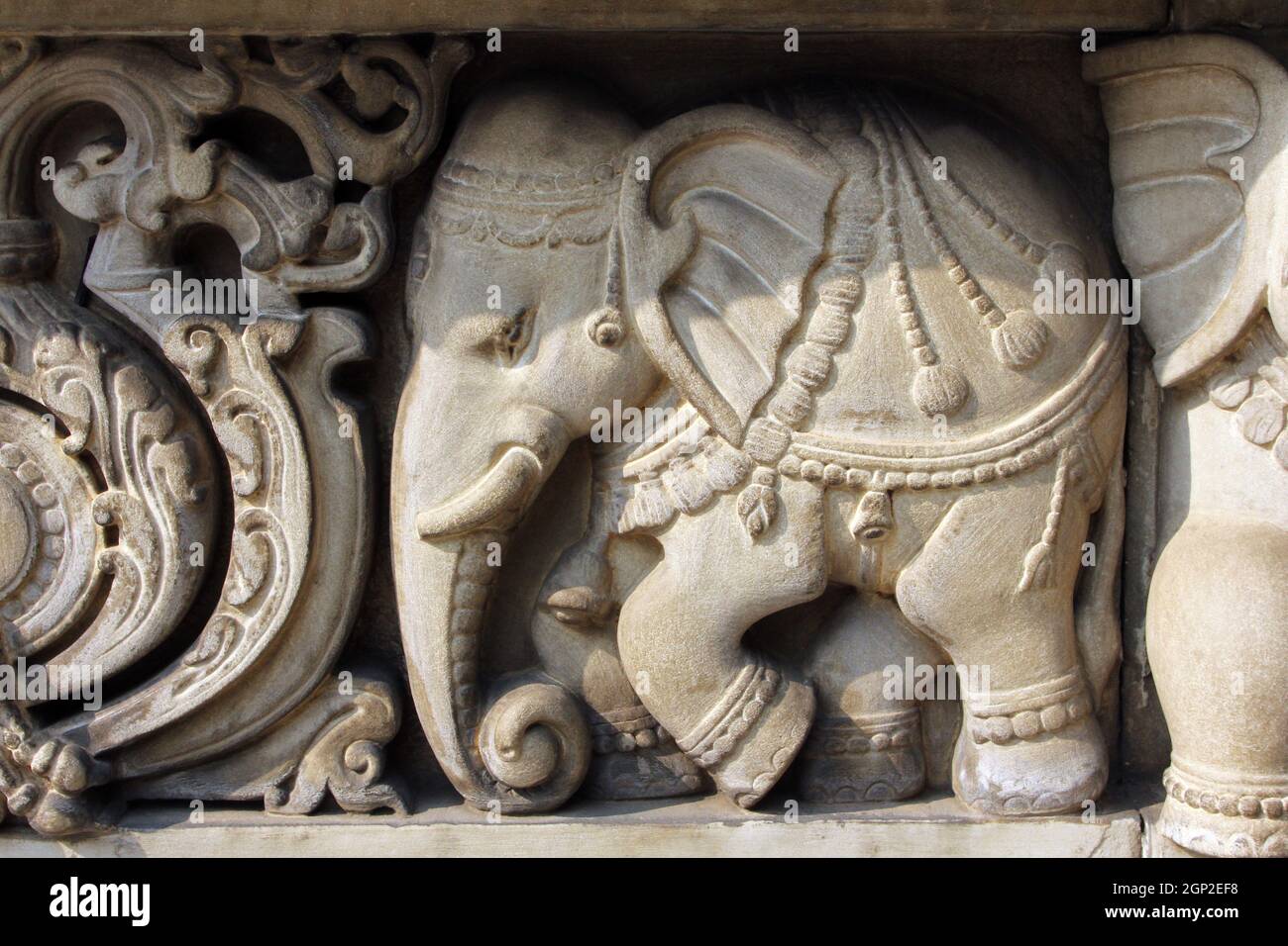 Sculptures sur pierre dans le temple hindou de Birla Mandir Kolkata, Inde Banque D'Images