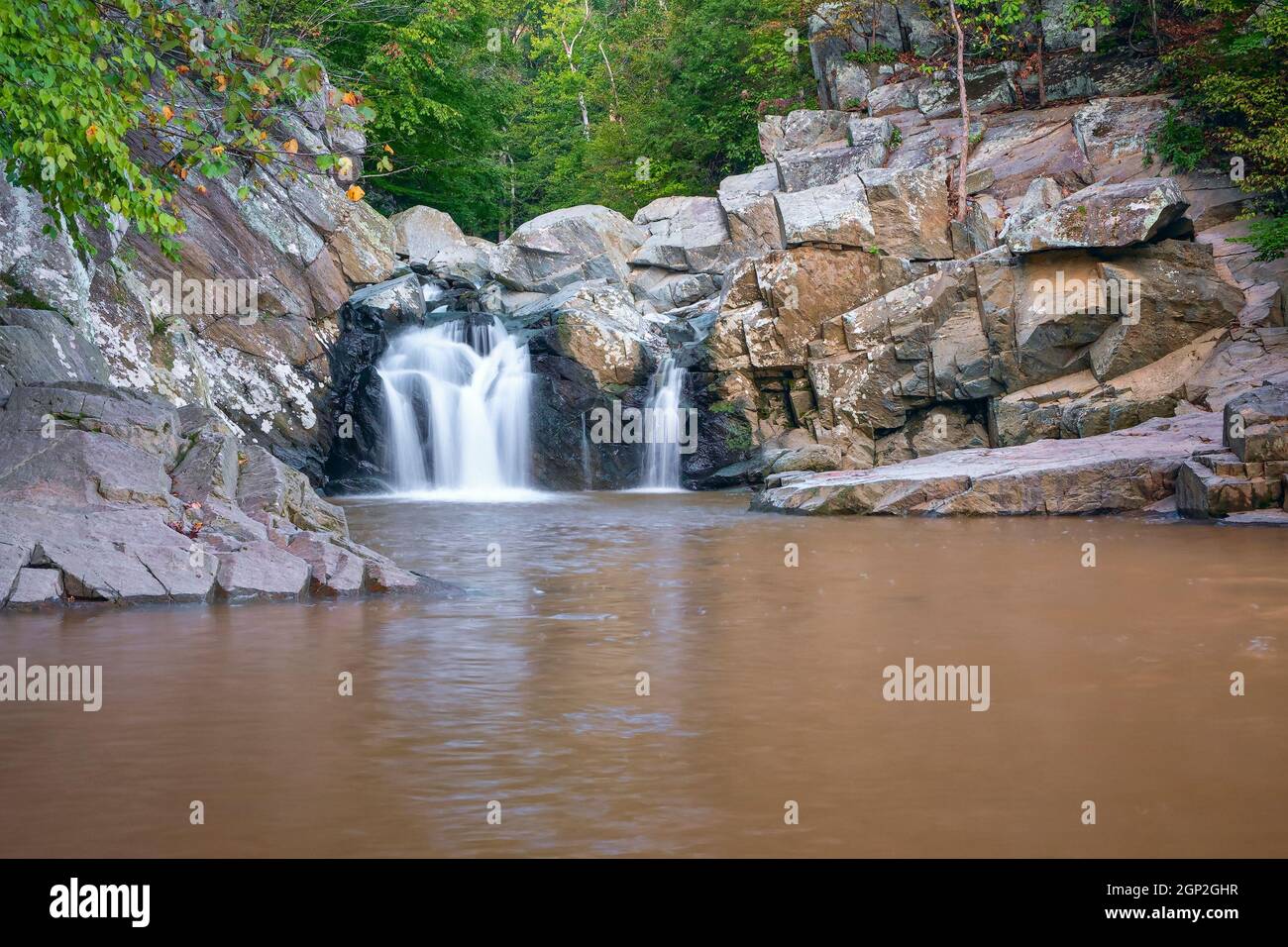 Cascade de Scott Run au début de l'automne. Réserve naturelle de Scott Run. Comté de Fairfax. Virginie. ÉTATS-UNIS. Niveau d'eau élevé dans le fleuve Potomac haute eau le Banque D'Images