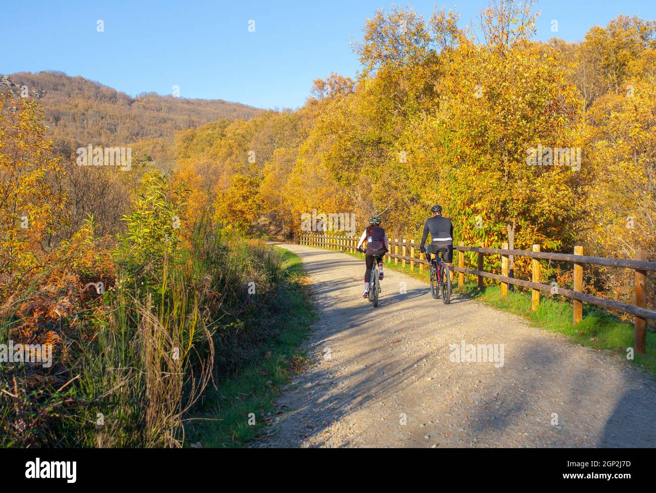 Les motards apprécient l'itinéraire de Green-Way par Banos de Montemayor en automne magique, Extremadura, Espagne Banque D'Images