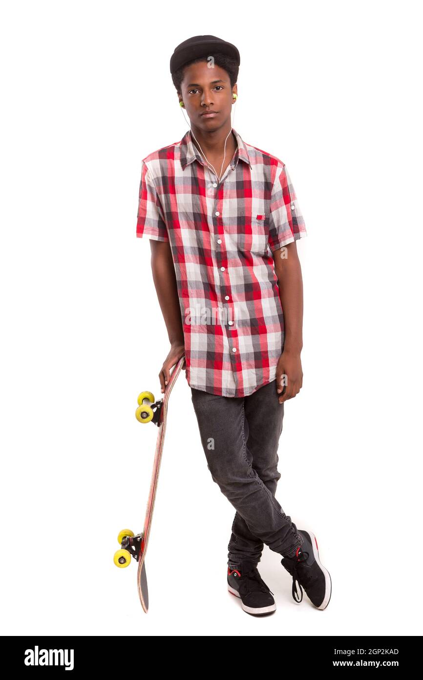 Un jeune skater noir posing in studio Banque D'Images