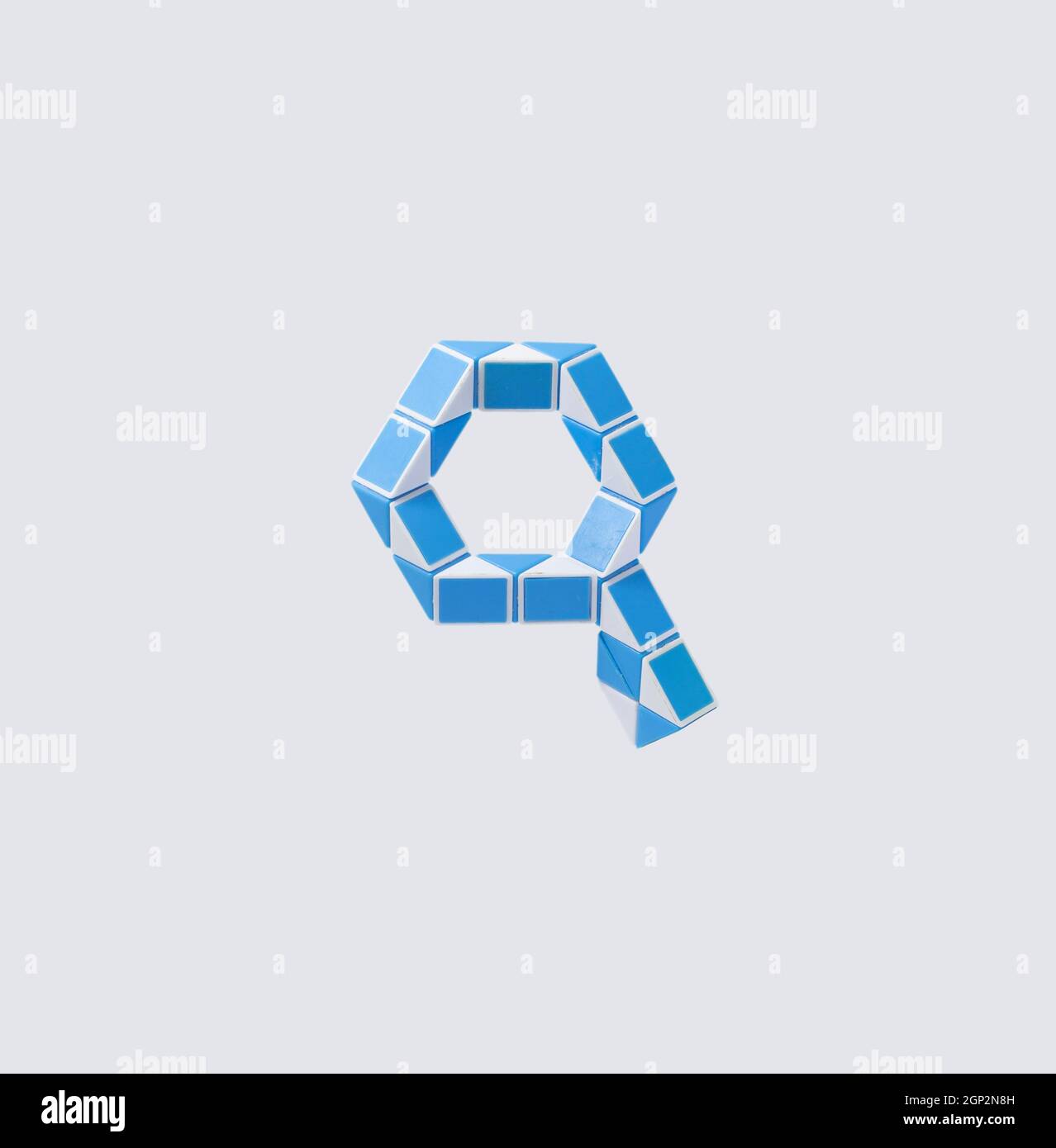 Lettre « q » composée de triangles bleus et blancs sur fond blanc. Banque D'Images