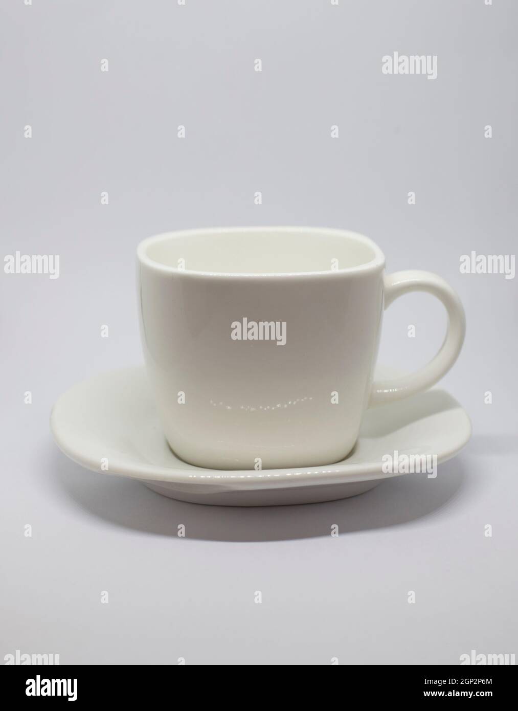 tasse blanche sur fond blanc. Banque D'Images