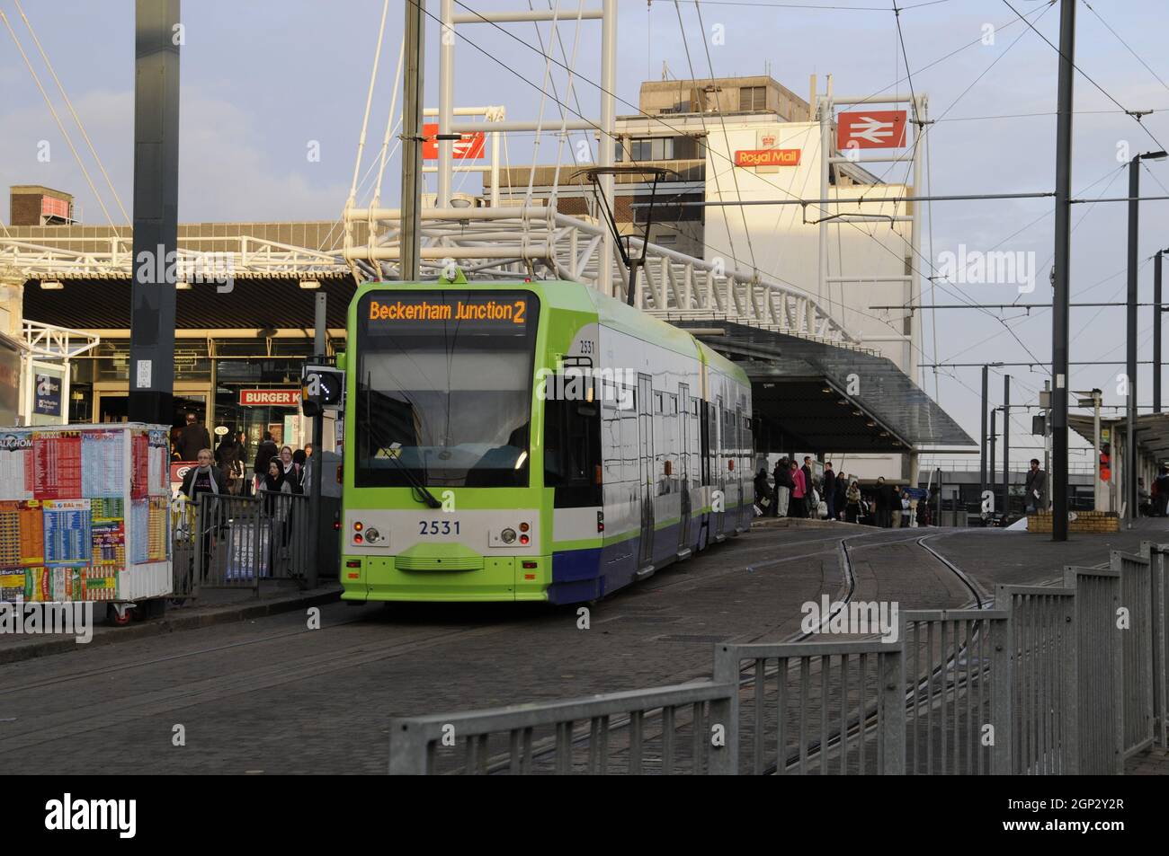 Tram local en face de la station East Croydon arrêt de tramway de Londres. Banque D'Images