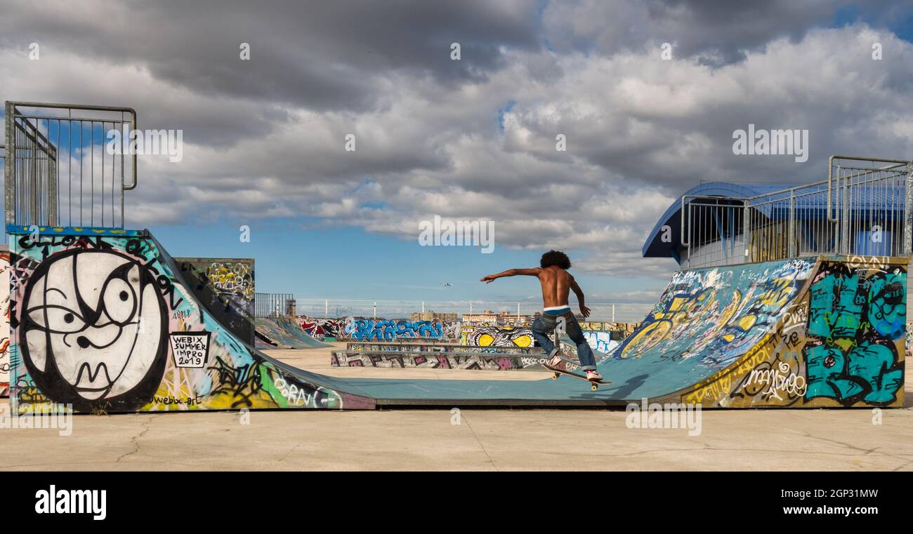 Lisbonne, Portugal. 27 septembre 2021. skatepark à Lisbonne Portugal, homme  en pleine fin de skate Park Photo Stock - Alamy