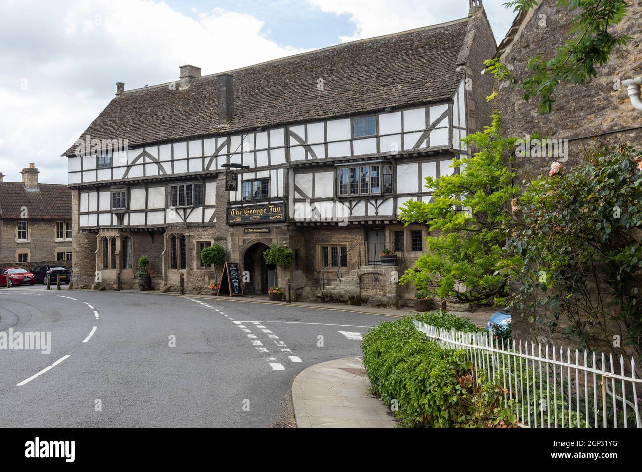 The George Inn un bâtiment classé Tudor Grade 1 du XIVe siècle à Norton St Philip, Somerset, Angleterre, Royaume-Uni Banque D'Images