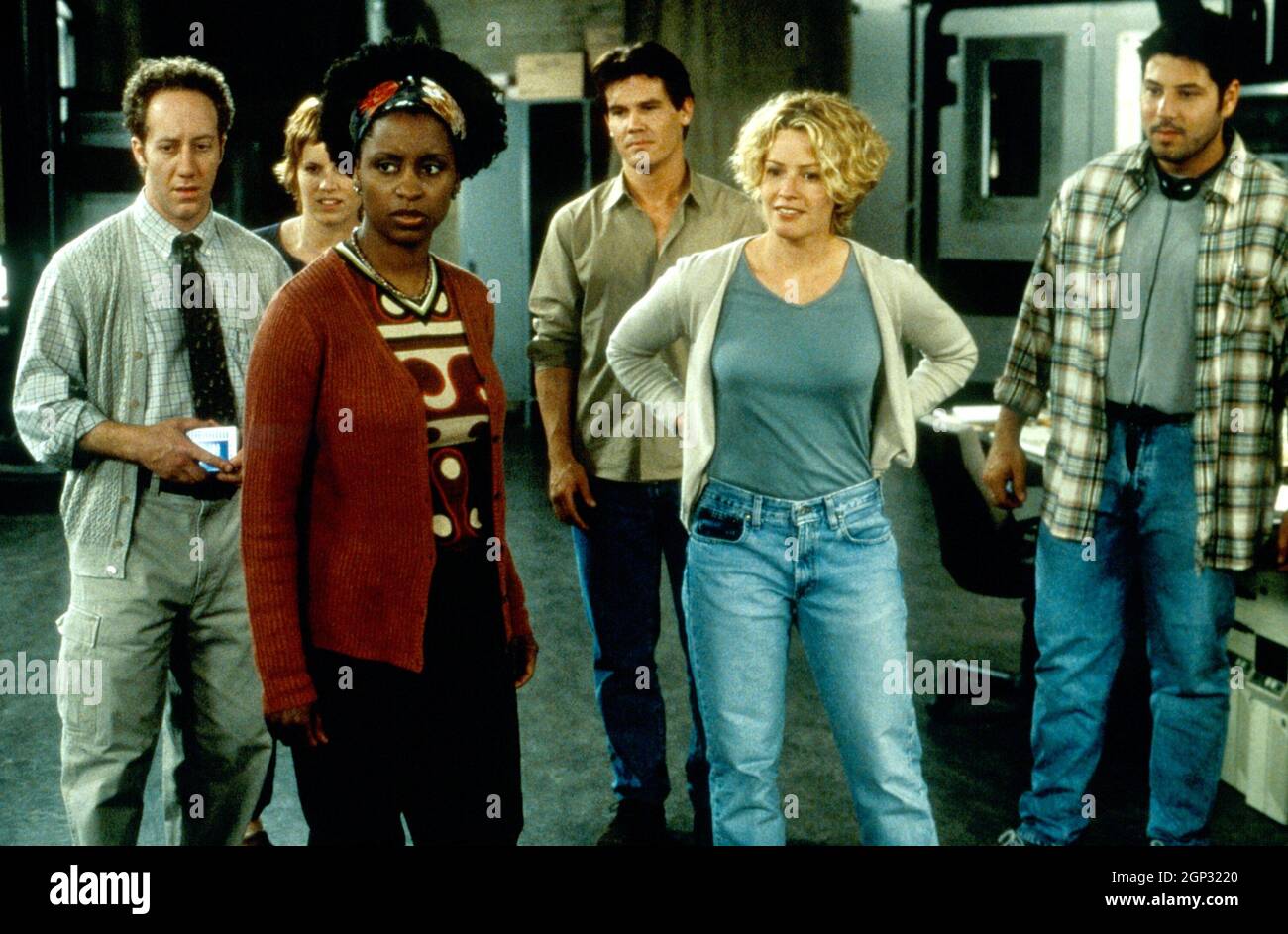 HOMME CREUX, de gauche à droite : Joey Slotnick, Kim Dickens, Mary Randle,  Josh Brolin, Elisabeth Shue, Greg Grunberg, 2000. tél. : © Columbia  Pictures / avec la permission de la Collection Everett Photo Stock - Alamy