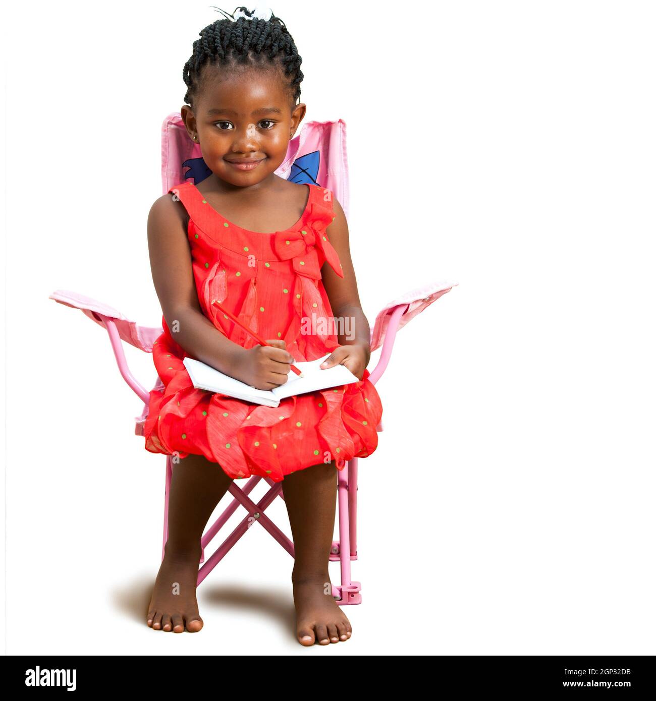 Portrait pleine longueur de petite fille africaine assise avec livre de note.isolé sur fond blanc. Banque D'Images