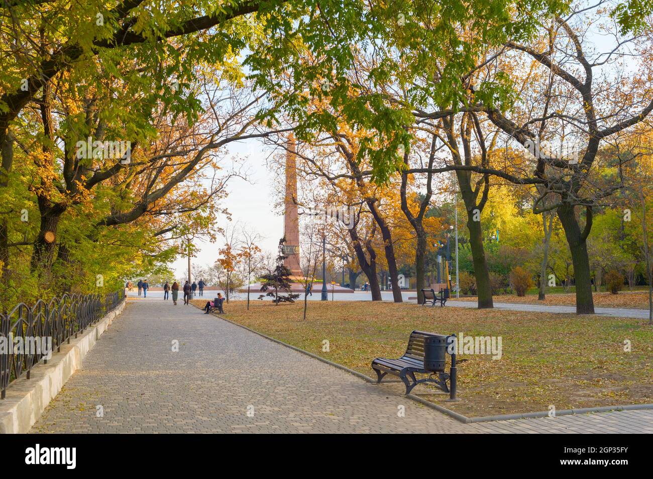 ODESSA, UKRAINE - 26 NOVEMBRE 2020 : personnes marchant au Monument à un marin inconnu à Odessa Banque D'Images