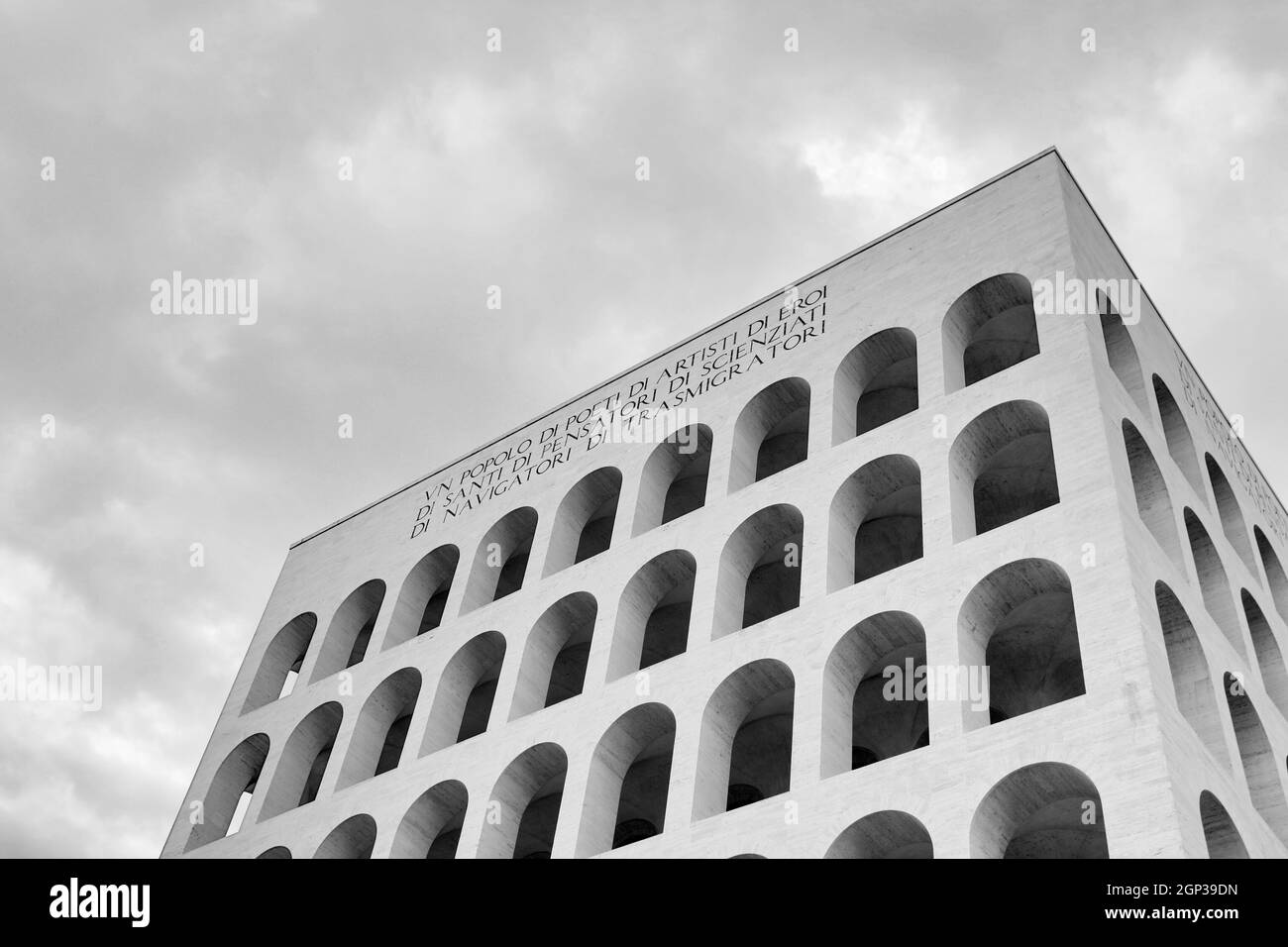 Palazzo della Civiltà Italiana (Colisée carré) à Rome, Italie. L'inscription se lit comme suit : "Une nation de poètes, d'artistes, de héros, de saints, de fines Banque D'Images