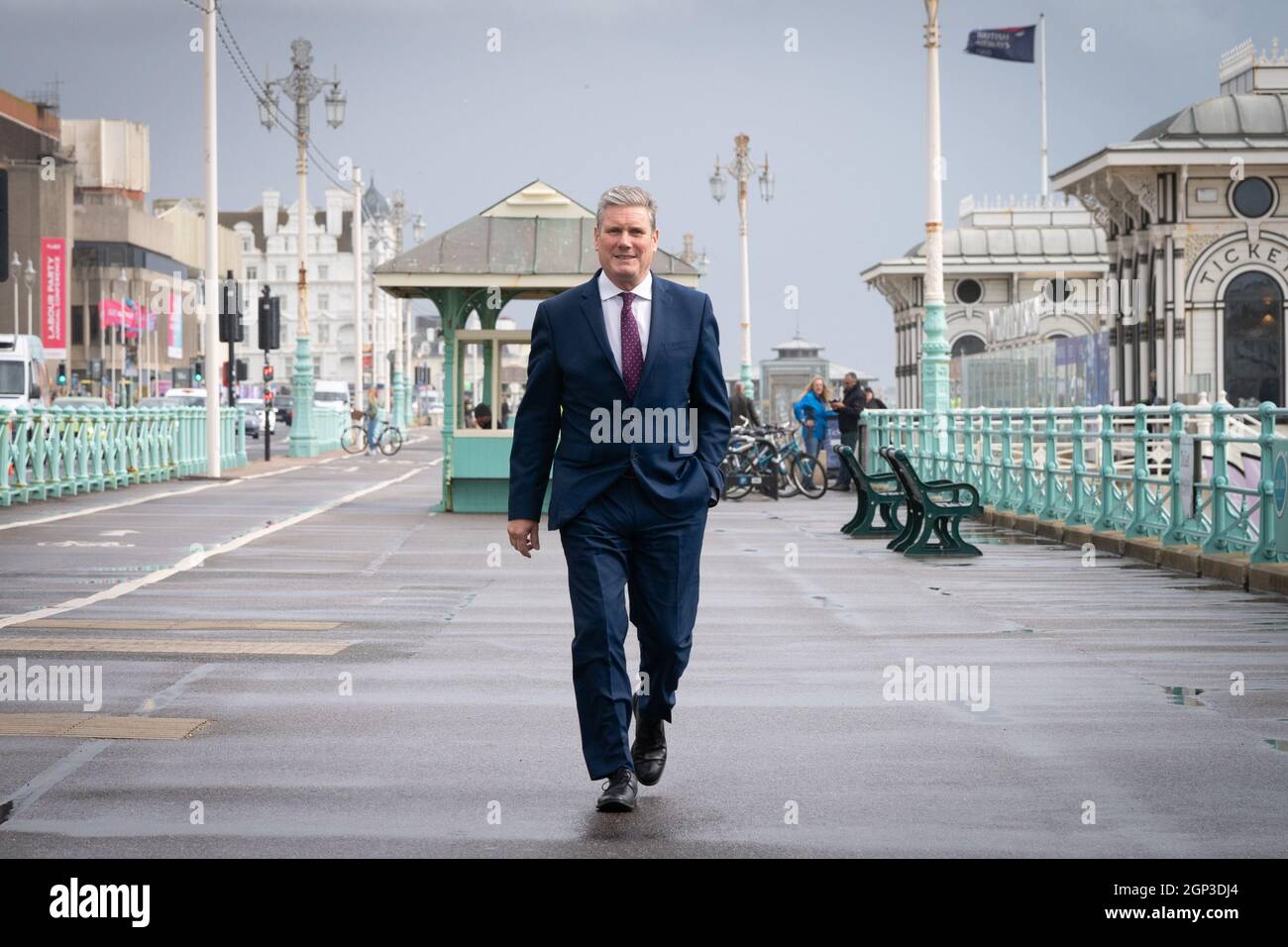 Sir Keir Starmer, le chef du travail, se promène le long de la promenade de bord de mer de Brighton lors de la conférence du Parti travailliste à Brighton. Date de la photo: Mardi 28 septembre 2021. Banque D'Images