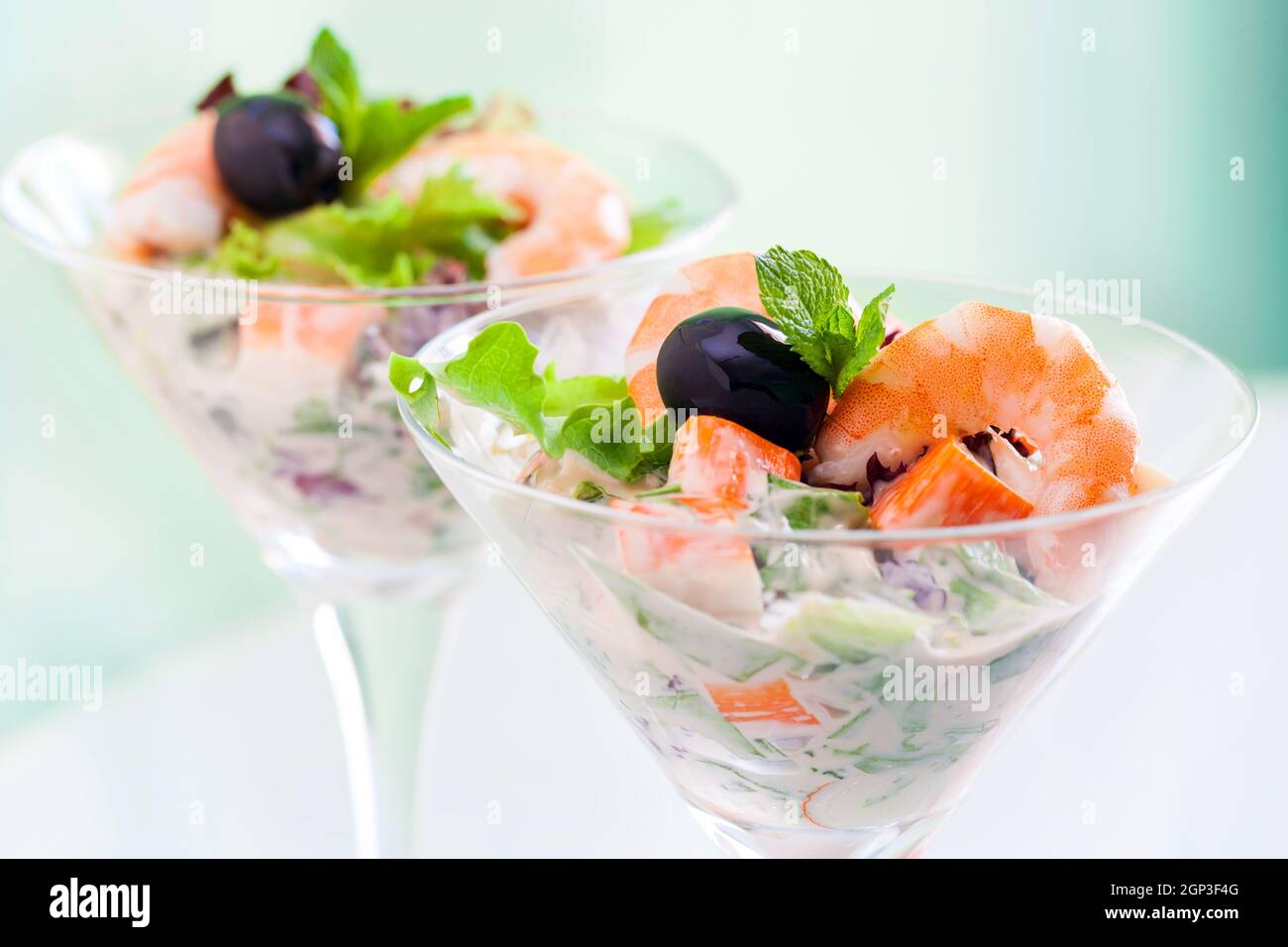 Gros plan de la salade de cocktails de crevettes et de crabe servie dans des verres transparents. Banque D'Images