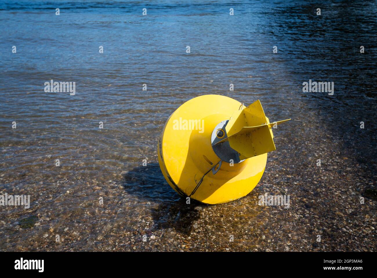 Bouée d'Ancre jaune sur la sécheresse river Banque D'Images