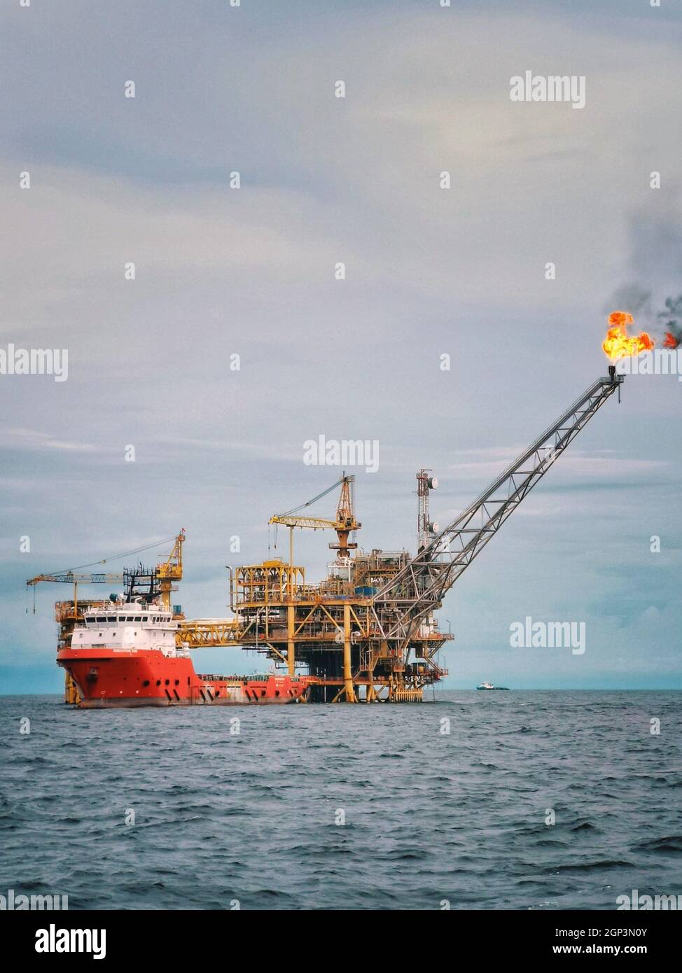 navire de soutien offshore près de la plate-forme pétrolière en mer Banque D'Images