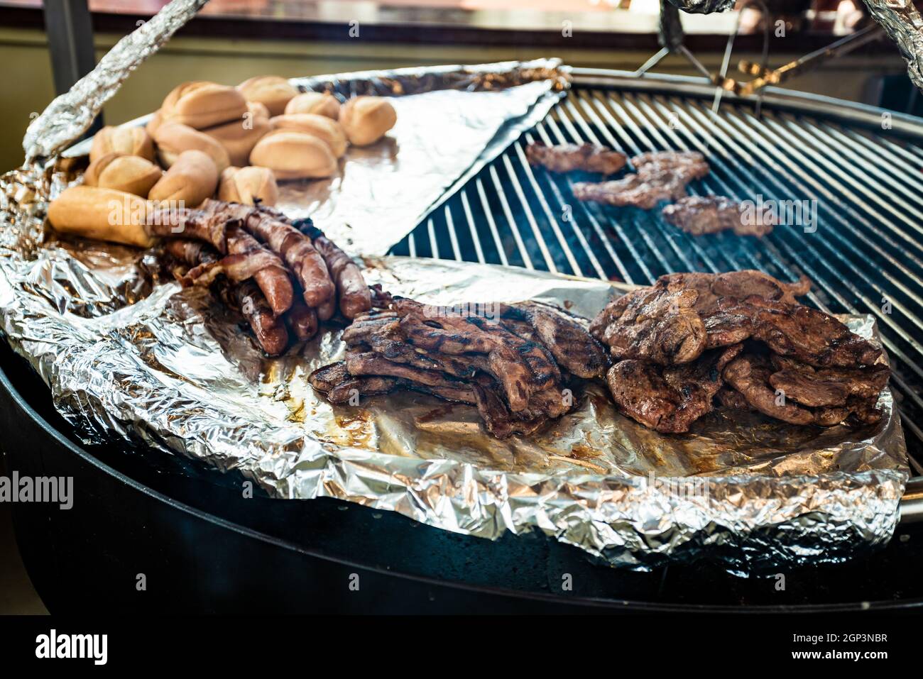 Barbecue traditionnel barbecue le marché de Noël en Allemagne en Europe  Photo Stock - Alamy