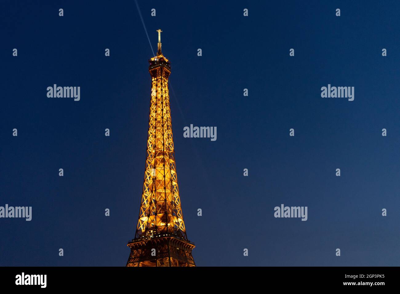 La tour Eiffel de nuit à Paris contre le ciel Banque D'Images