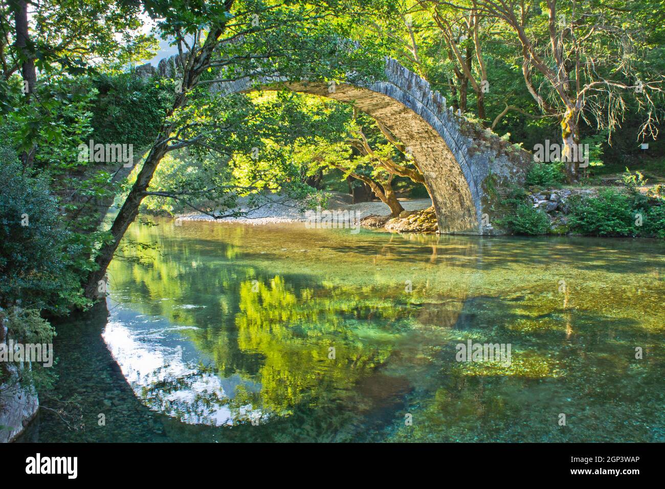 Vieux pont en pierre, rivière Aoos, Epirus, Grèce, Europe Banque D'Images