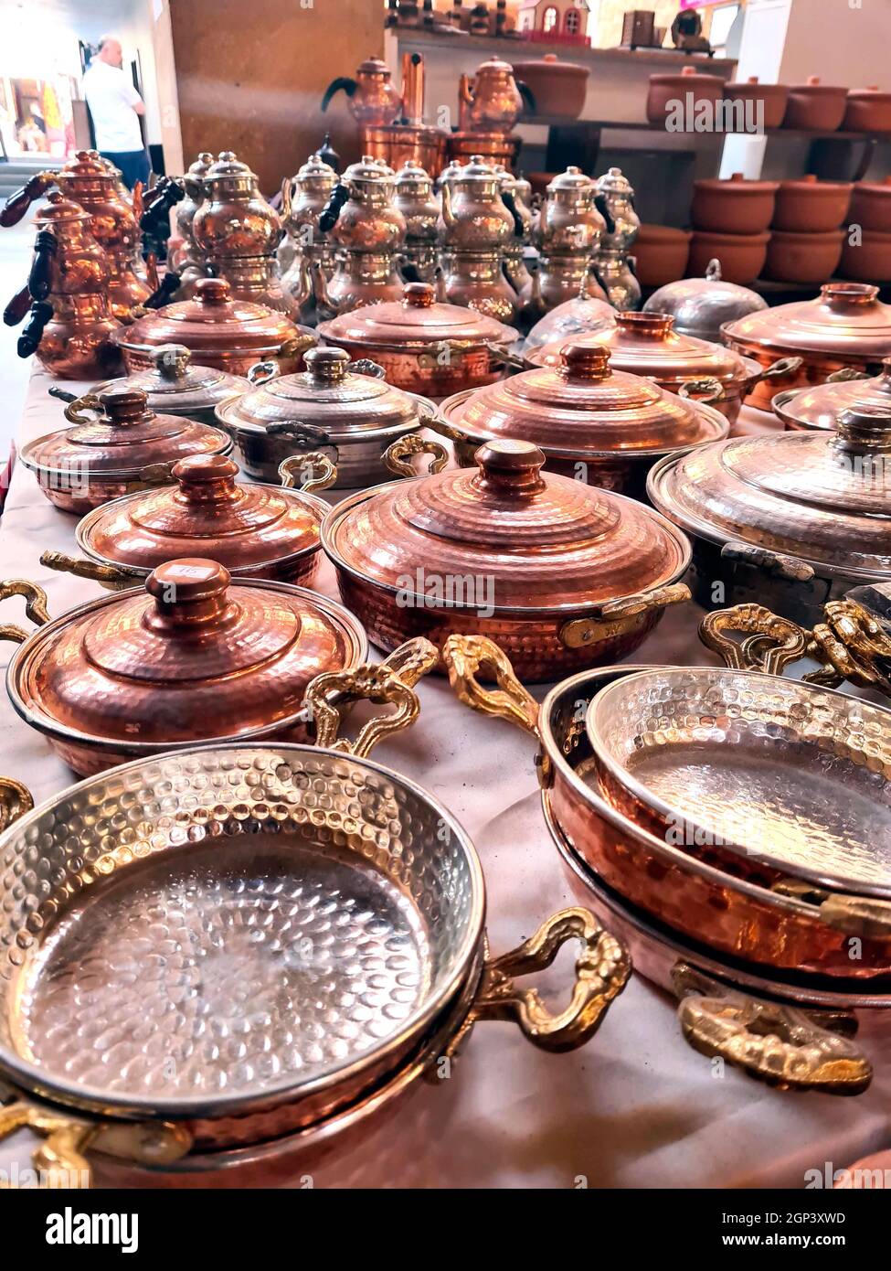 Différentes tailles de pots en cuivre en Turquie Banque D'Images