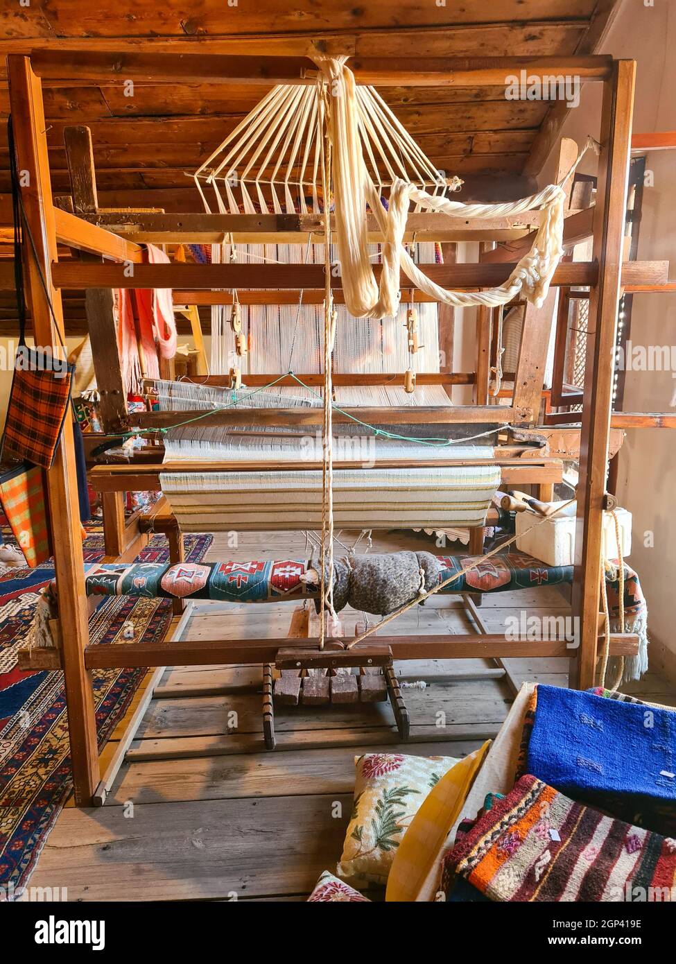 Toile de tissage de tapis dans l'ancienne maison turque traditionnelle. Banque D'Images