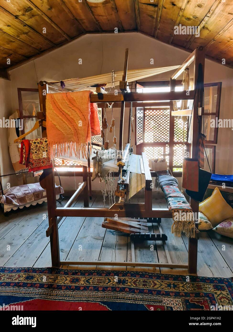 Toile de tissage de tapis dans l'ancienne maison turque traditionnelle. Banque D'Images