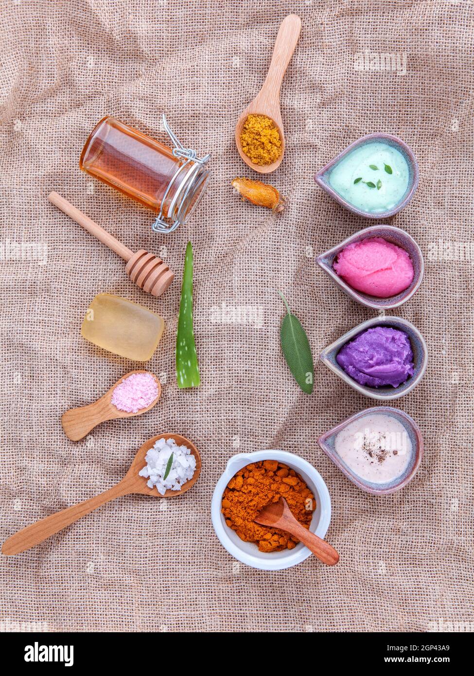 D'autres soins de la peau et des gommages faits maison avec des ingrédients naturels de la sauge, le curcuma, le sel de mer, de miel, de l'aloe vera,,citron,romarin et menthe sur sésame brown Banque D'Images