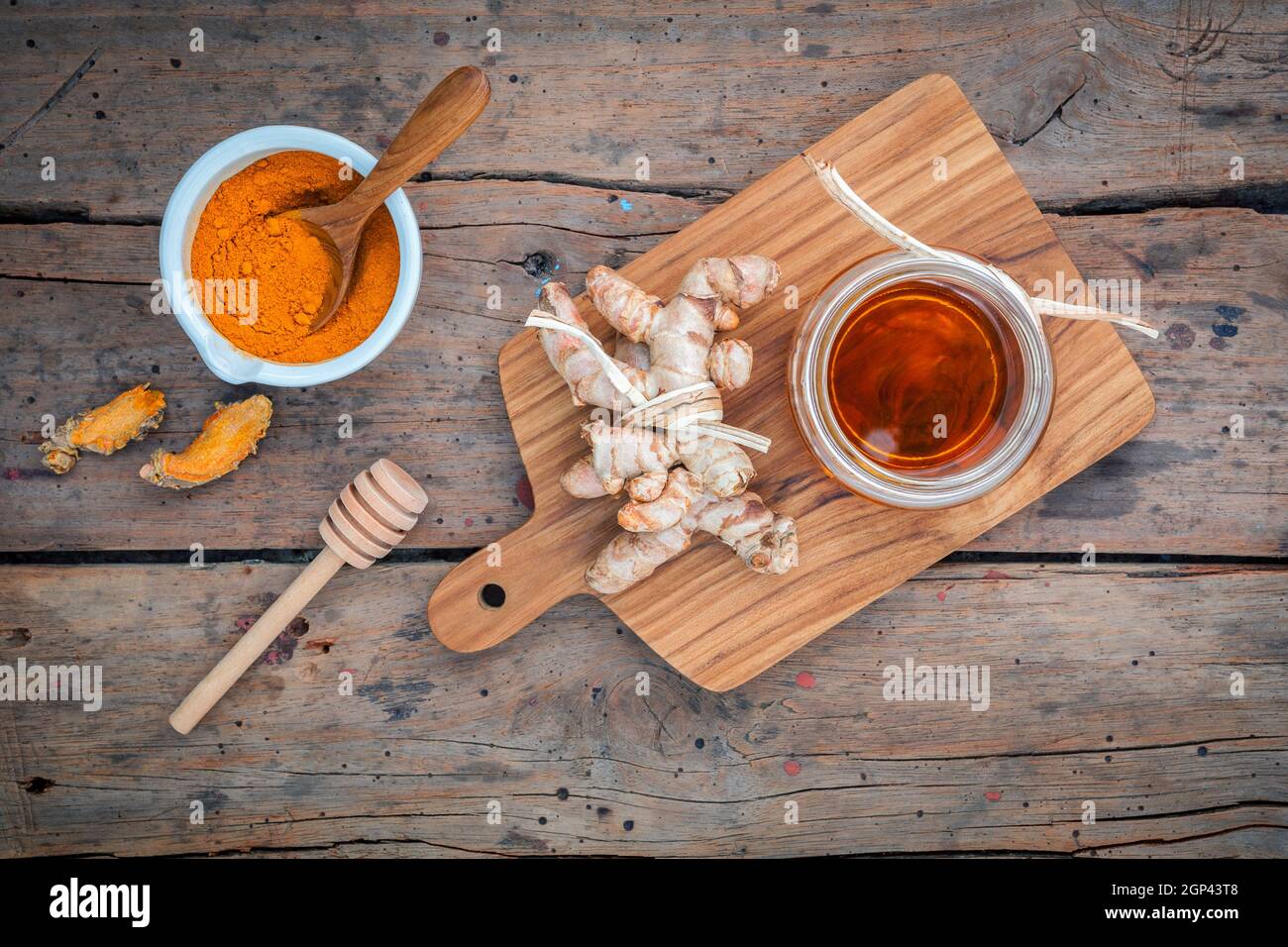D'autres soins de la peau - gommages faits maison, miel et poudre de curcuma curcumine racines mis en place sur la vieille table en bois. Banque D'Images