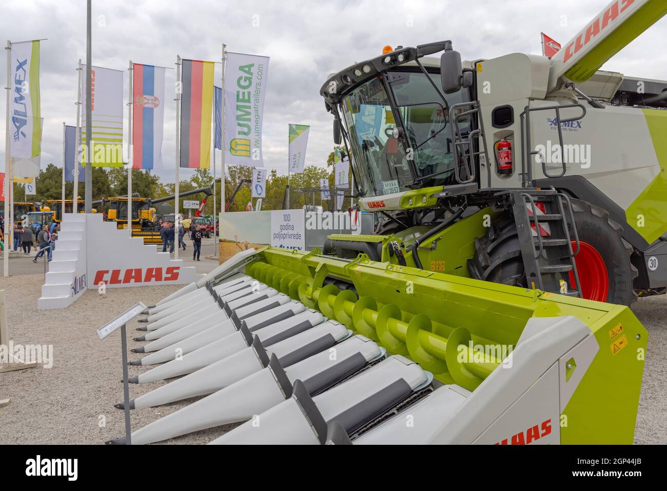 Novi Sad, Serbie - 21 septembre 2021 : moissonneuse-batteuse Claas Big lors du salon agricole Expo. Banque D'Images