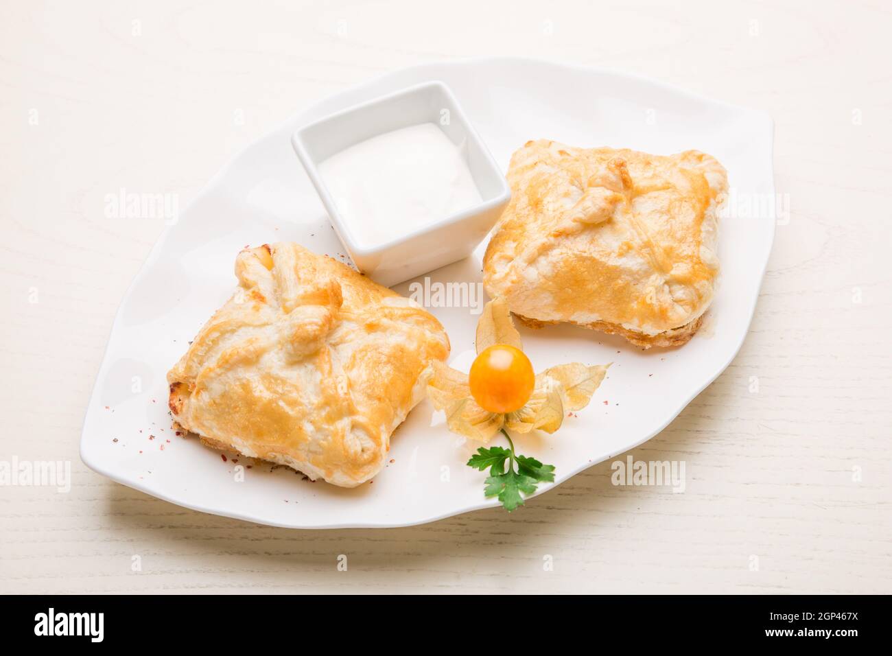 Tartes avec foie de poulet, pommes de terre, viande, chou. Tarte aux champignons. Moules cuites aux épices. Banque D'Images