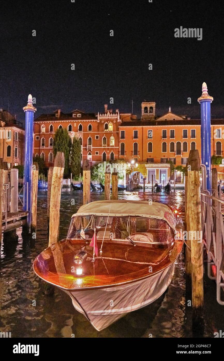 Gros plan d'un bateau stationné sur le Grand Canal la nuit à Venise, Italie Banque D'Images