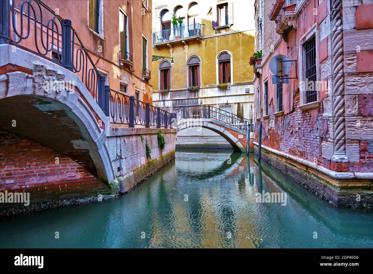 Vue sur un canal étroit et des ponts à Venise, Italie Banque D'Images