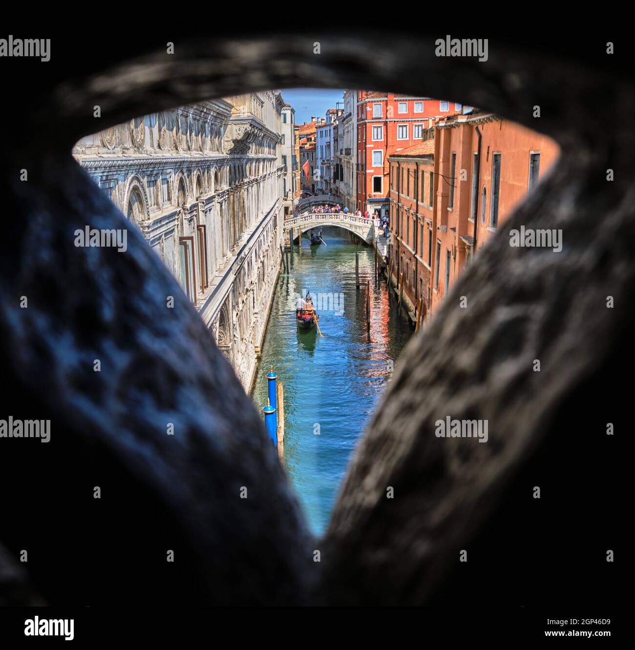 Cadre naturel d'un canal avec une gondole à Venise depuis l'intérieur du pont des Soupirs, en Italie Banque D'Images