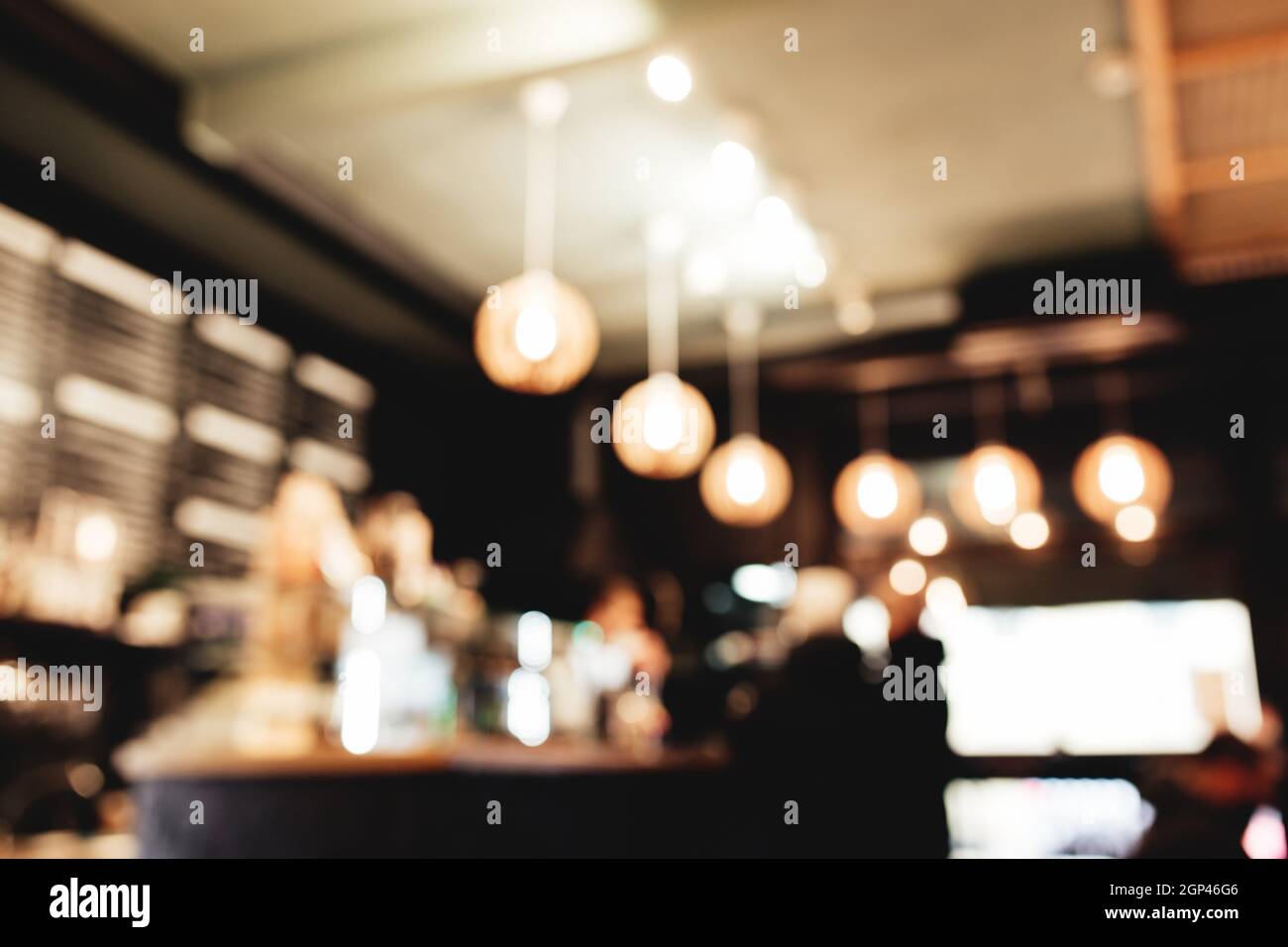 Salon de café en mezzanine flou avec le barista et le client. Photo de haute qualité Banque D'Images