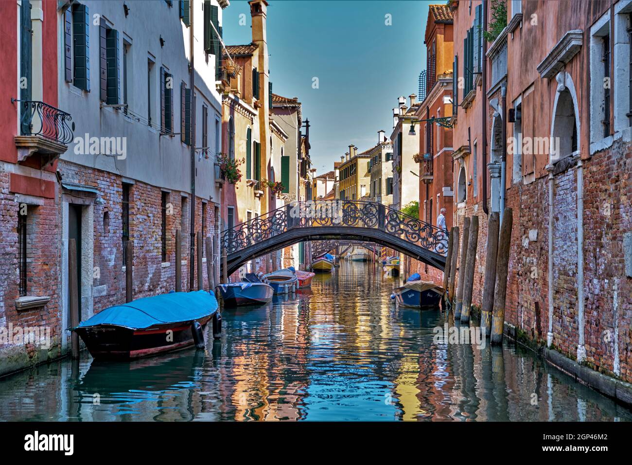 Vue sur un canal étroit et des bateaux garés à Venise, Italie Banque D'Images