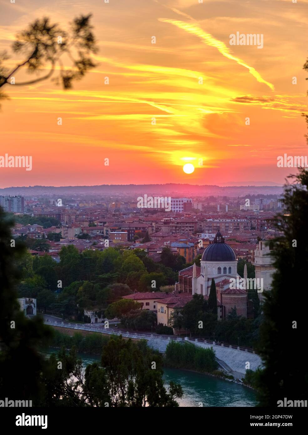 Coucher de soleil d'été au-dessus de la ville de Vérone, en Italie, vu de Punto Panoramico di Castel San Pietro à partir de l'été 2021 Banque D'Images