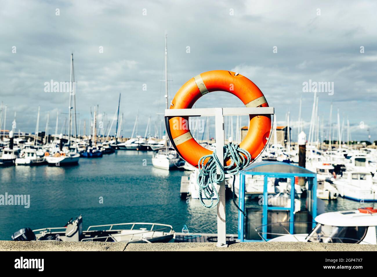 Bouée orange dans le port de l'Herbaudière sur l'île de Noirmoutier, France Banque D'Images