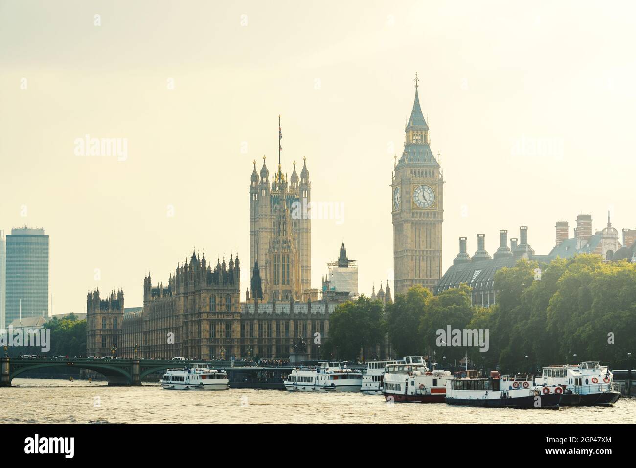 Le Palais de Westminster et la Tour de l'horloge avec des bateaux sur la Tamise à Londres, Angleterre, Royaume-Uni Banque D'Images