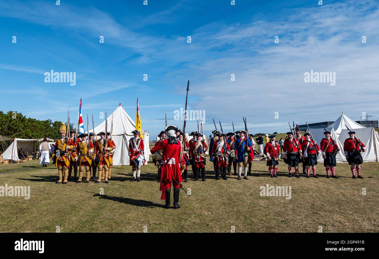 Soldats et officier hanoliens en costume d'époque pour la reconstitution de la bataille de Prestonpan , East Lothian, Écosse, Royaume-Uni Banque D'Images