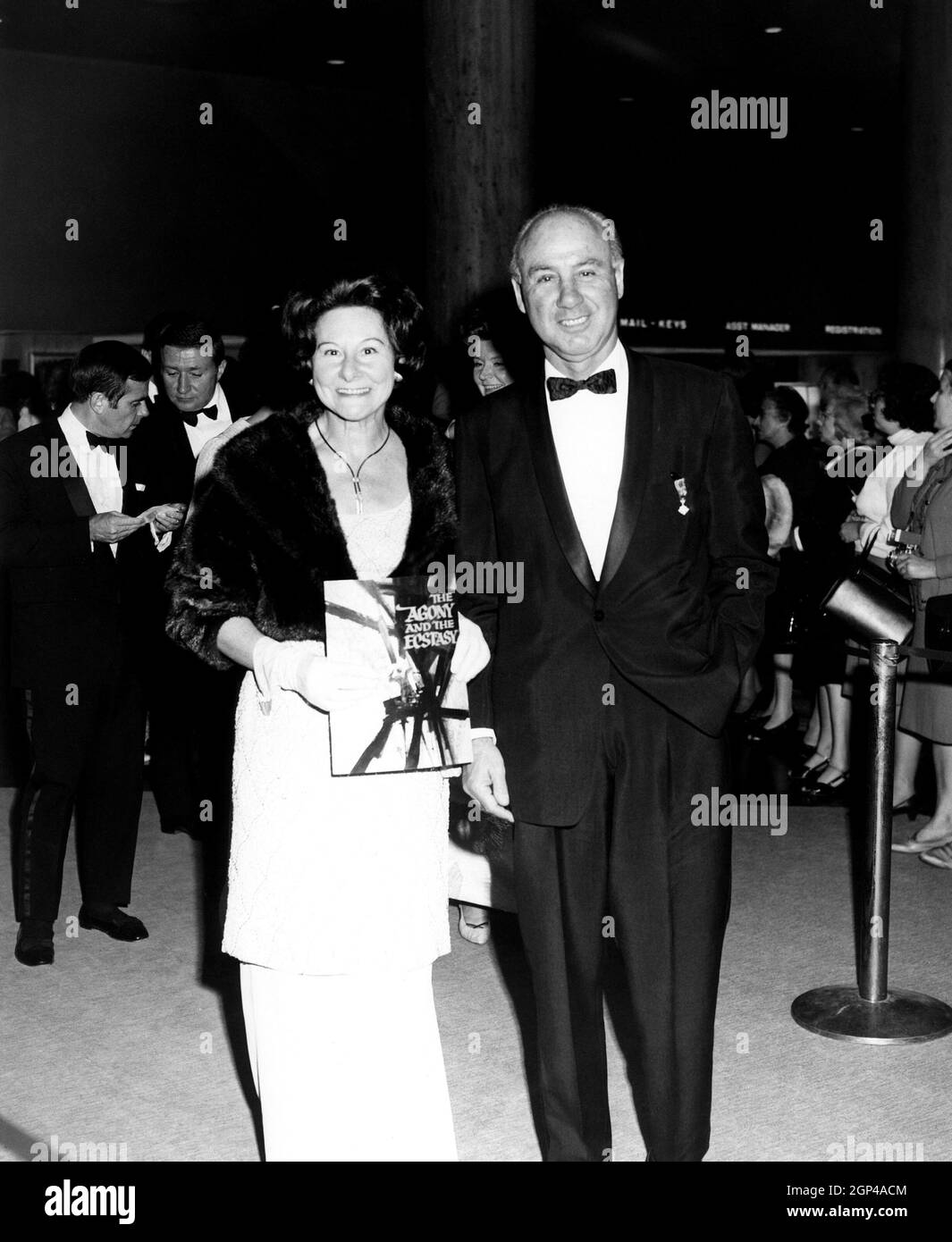 L'AGONIE ET L'ECSTASY, auteur source Irving Stone et son épouse Jean Stone  à la première, 1965. TM & Copyright ©20th Century Fox film Corp./avec la  permission de la Collection Everett Photo Stock -