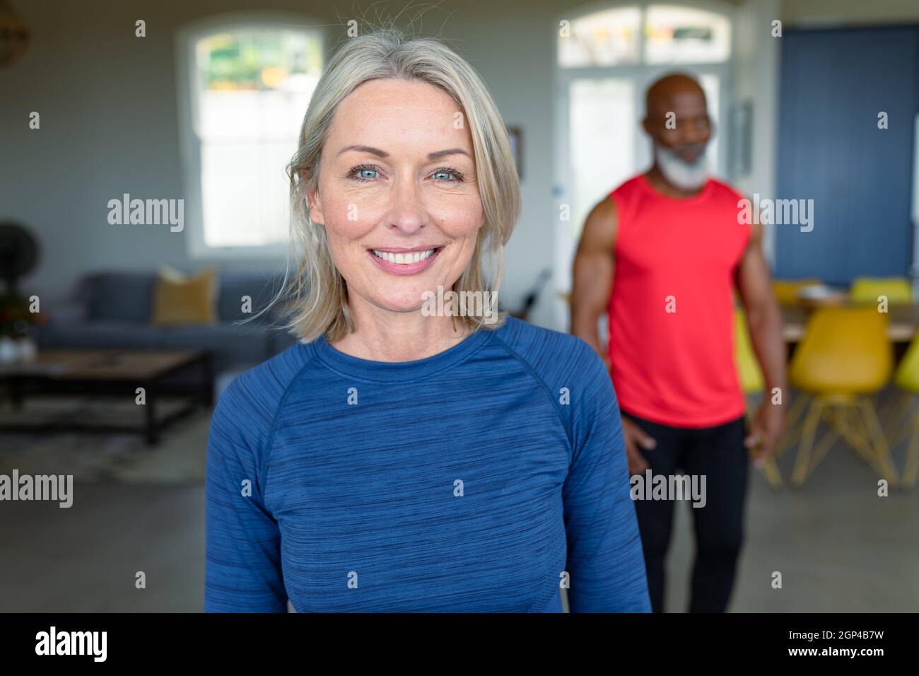 Portrait de heureux senior divers couple en vêtements d'exercice pratiquant le yoga, regardant l'appareil photo Banque D'Images