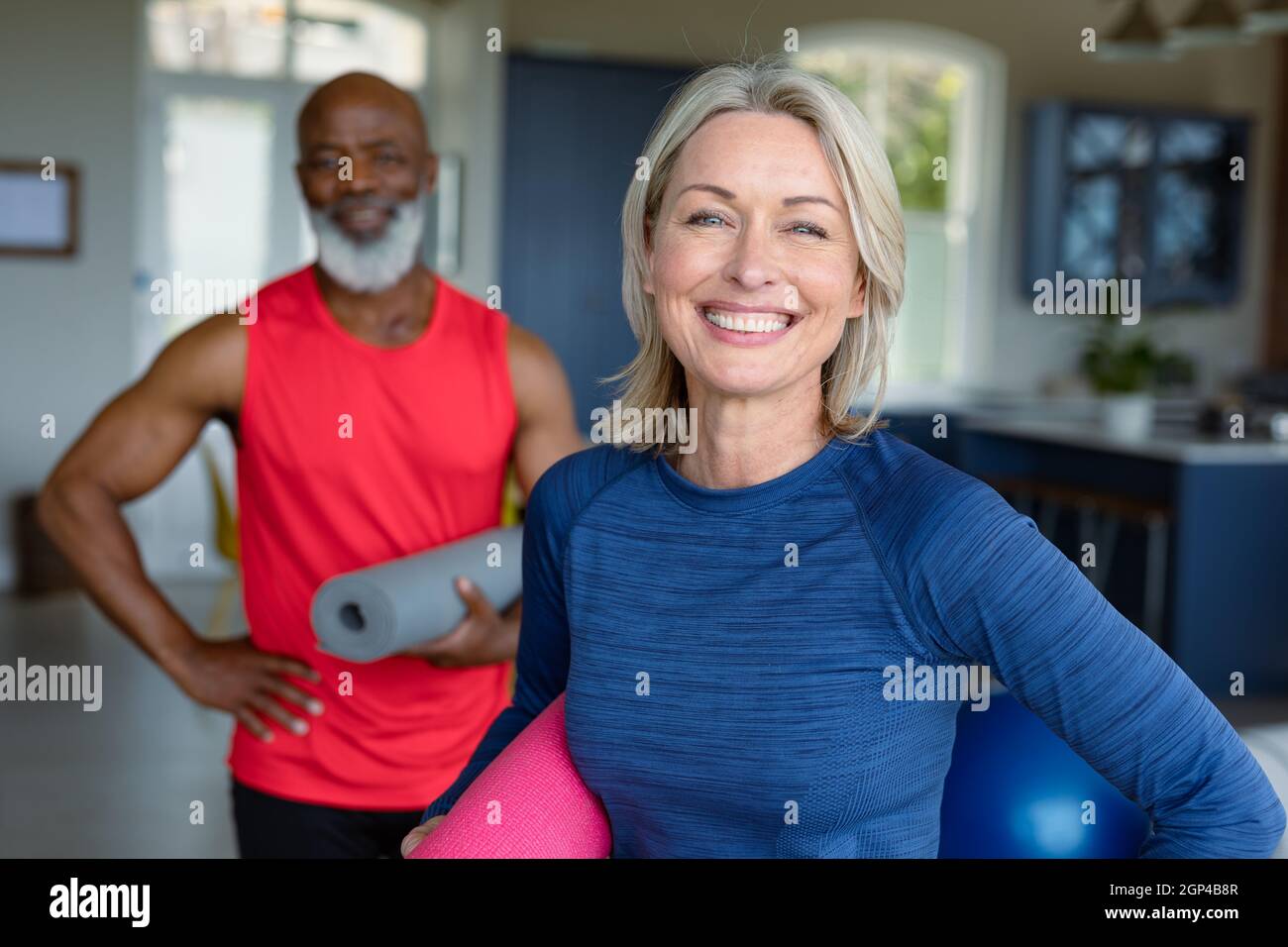 Portrait de heureux senior divers couple en vêtements d'exercice pratiquant le yoga, regardant l'appareil photo Banque D'Images