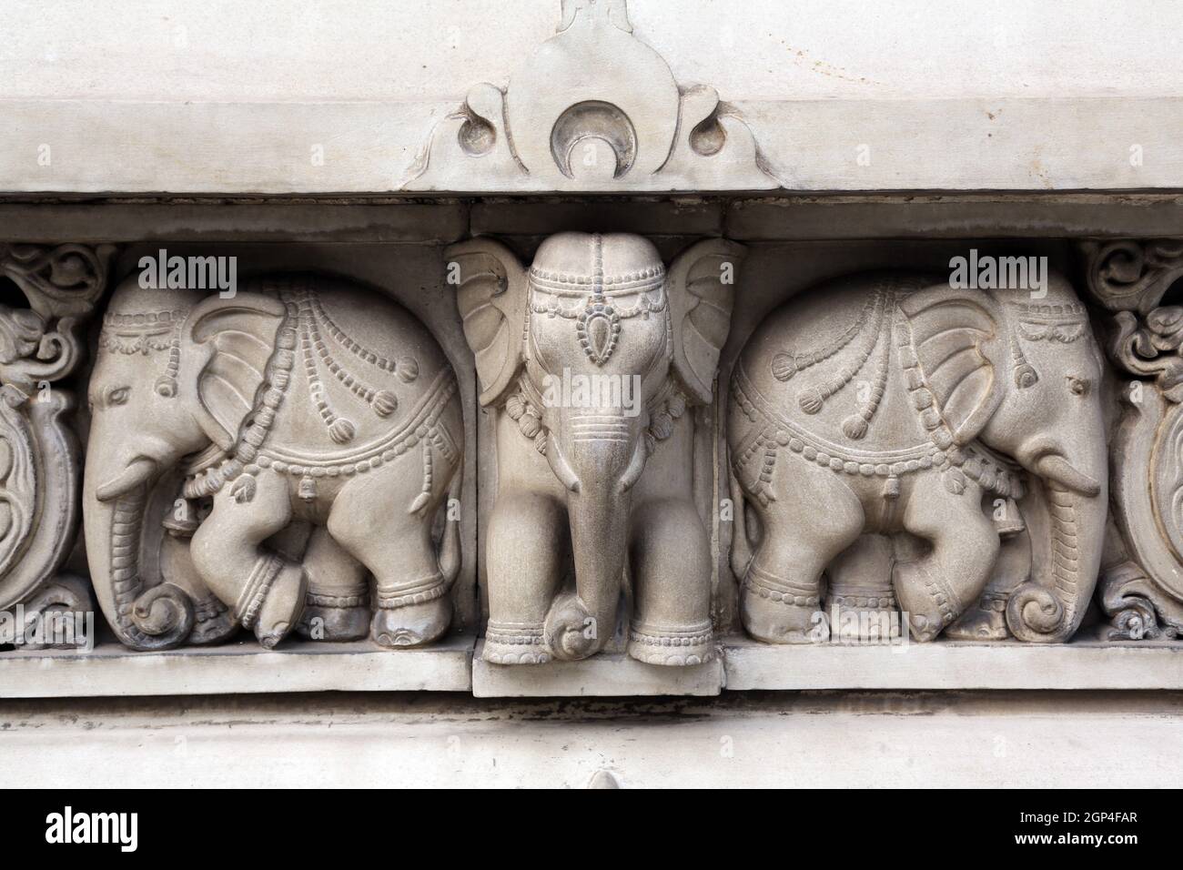 Sculptures sur pierre dans le temple hindou de Birla Mandir Kolkata, Inde Banque D'Images