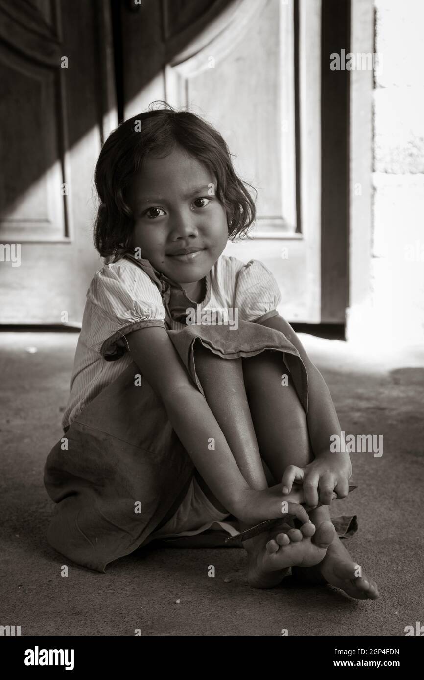 INDONÉSIE, BALI. PORTRAIT D'UNE JEUNE FILLE DANS UN VILLAGE (NOIR ET BLANC) Banque D'Images