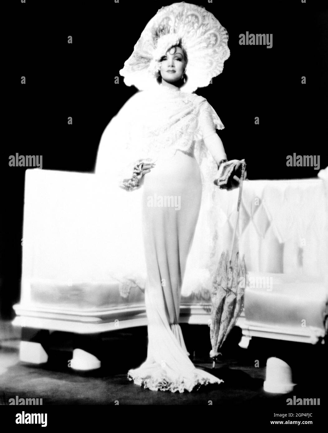 LE DIABLE EST Une FEMME, Marlene Dietrich (dans une robe de Travis Banton),  1935 Photo Stock - Alamy