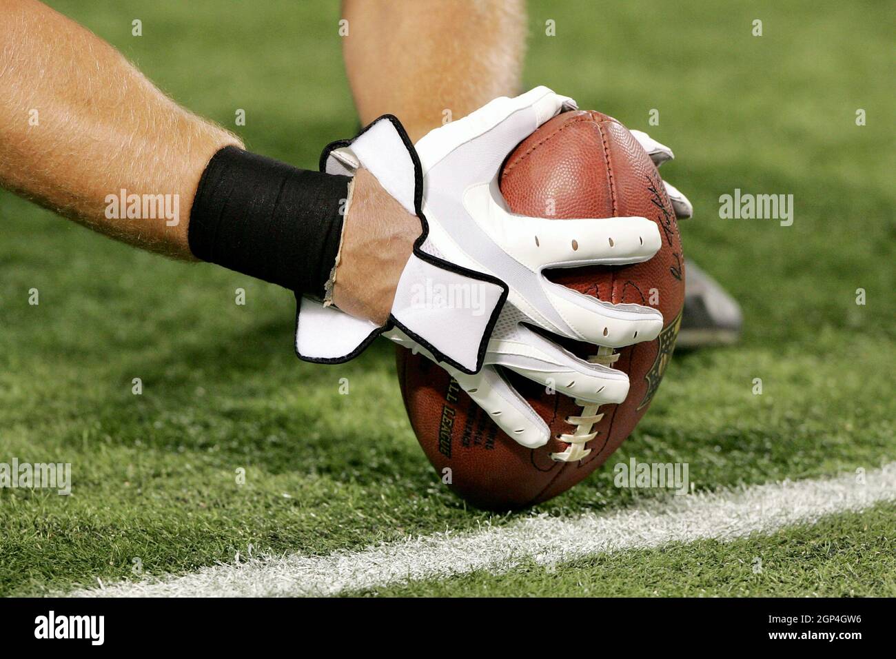 Un centre sur la ligne offensive a ses mains sur le ballon prêt à accrocher  le football pour commencer le jeu Photo Stock - Alamy