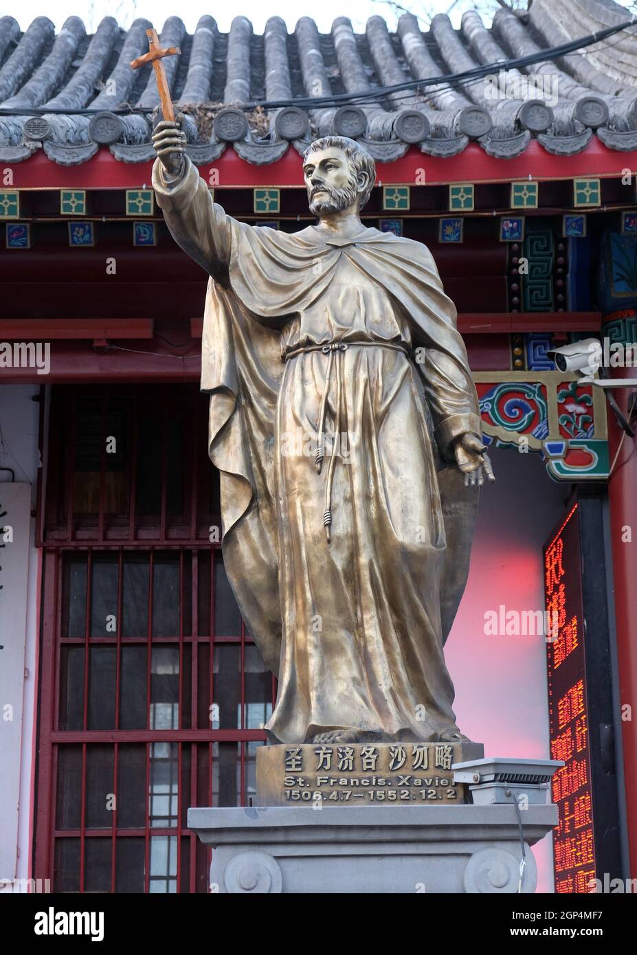 Statue de Saint François Xavier devant la cathédrale Saint-Joseph à Beijing, en Chine Banque D'Images